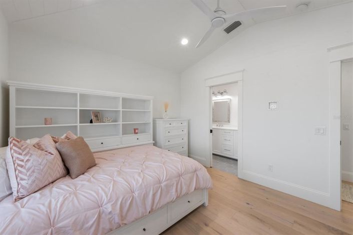 Image No.37-5 Bed Property for sale