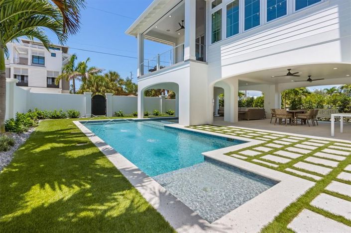 Image No.56-5 Bed Property for sale