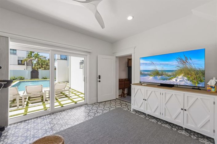 Image No.60-5 Bed Property for sale