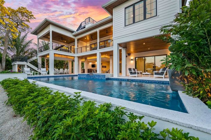 Image No.17-6 Bed Property for sale