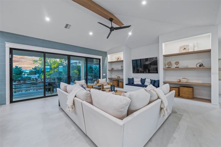 Image No.21-6 Bed Property for sale