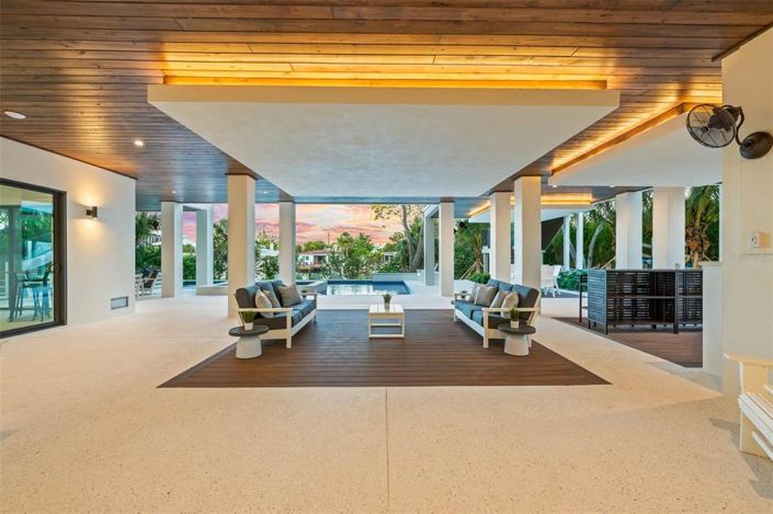 Image No.5-6 Bed Property for sale