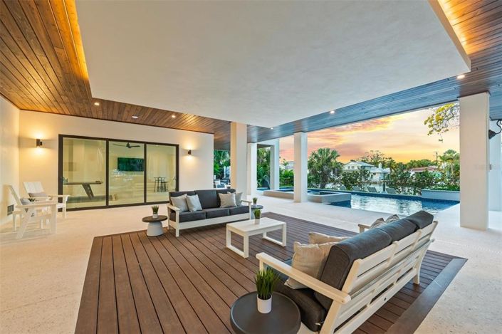 Image No.6-6 Bed Property for sale