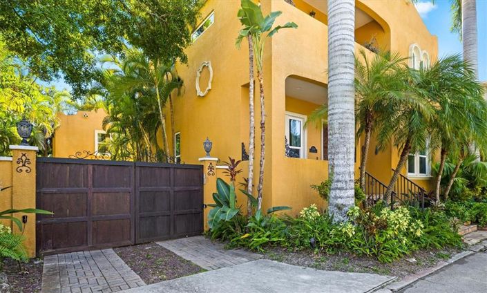 Image No.1-4 Bed Property for sale