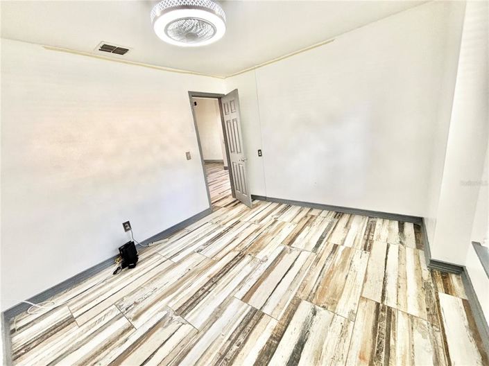 Image No.17-5 Bed Property for sale