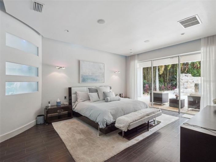 Image No.14-6 Bed Property for sale