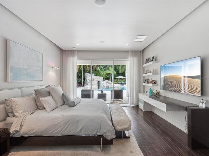 Image No.15-6 Bed Property for sale