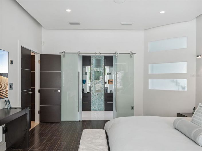 Image No.16-6 Bed Property for sale