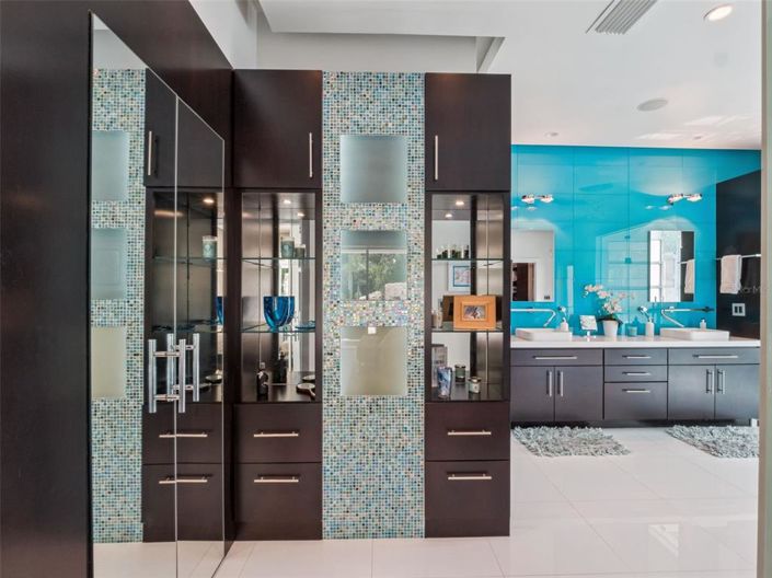 Image No.17-6 Bed Property for sale