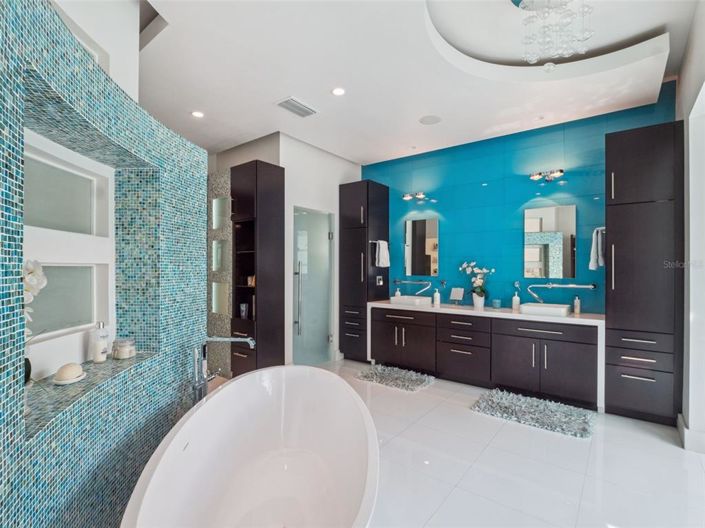 Image No.18-6 Bed Property for sale