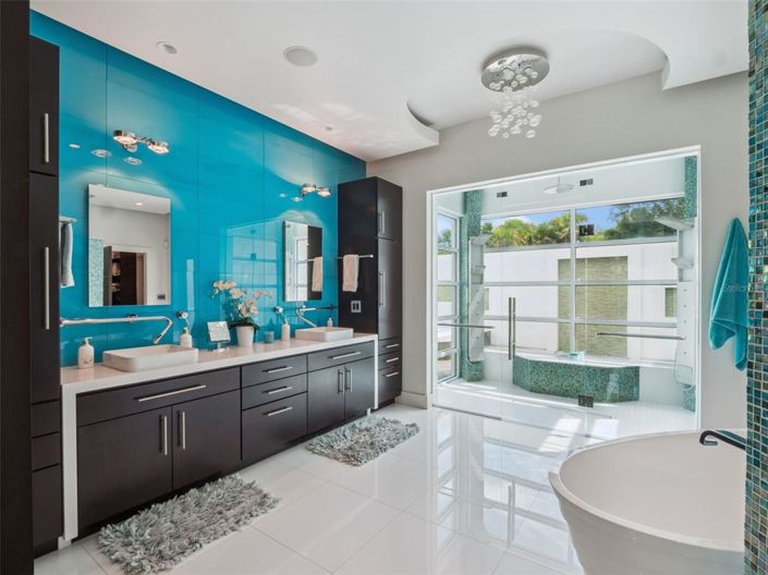 Image No.19-6 Bed Property for sale