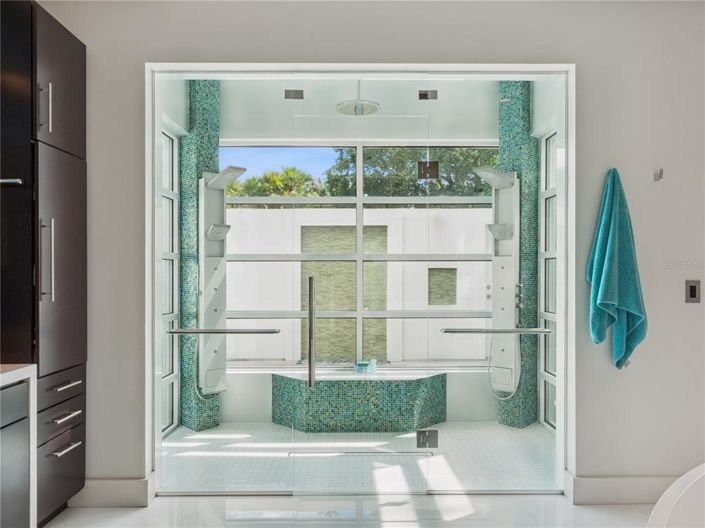 Image No.20-6 Bed Property for sale