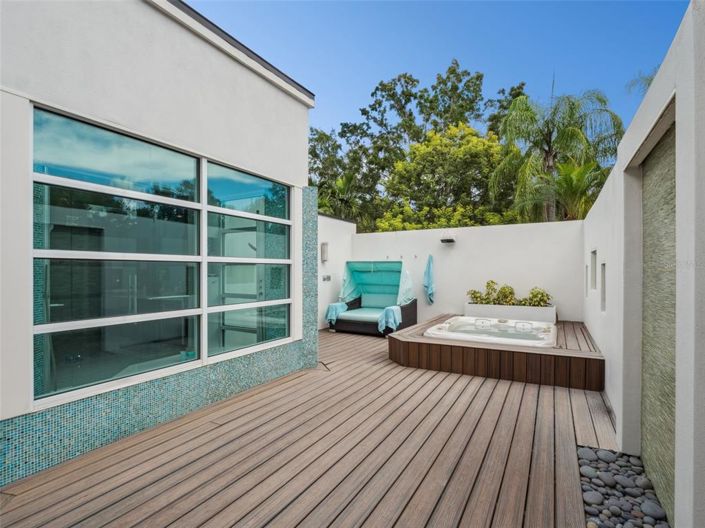 Image No.22-6 Bed Property for sale