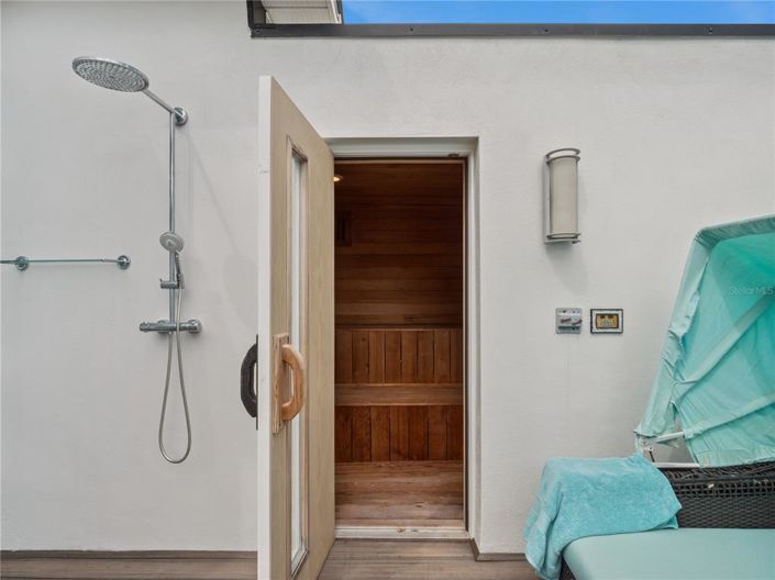 Image No.24-6 Bed Property for sale