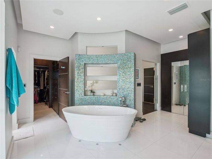 Image No.25-6 Bed Property for sale