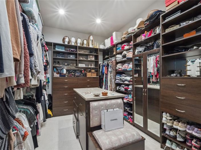 Image No.26-6 Bed Property for sale