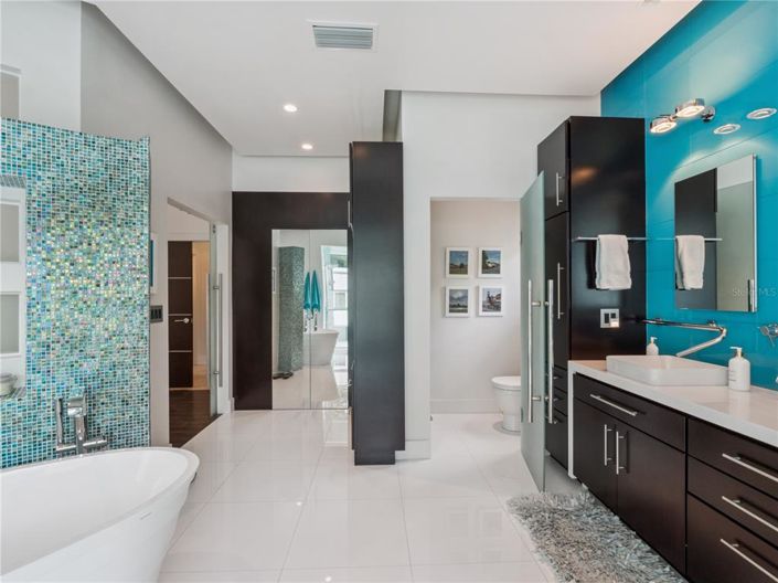 Image No.27-6 Bed Property for sale