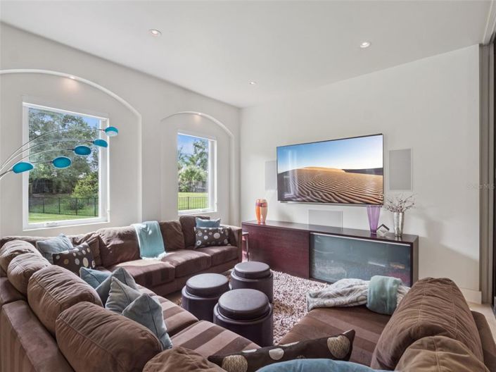 Image No.32-6 Bed Property for sale