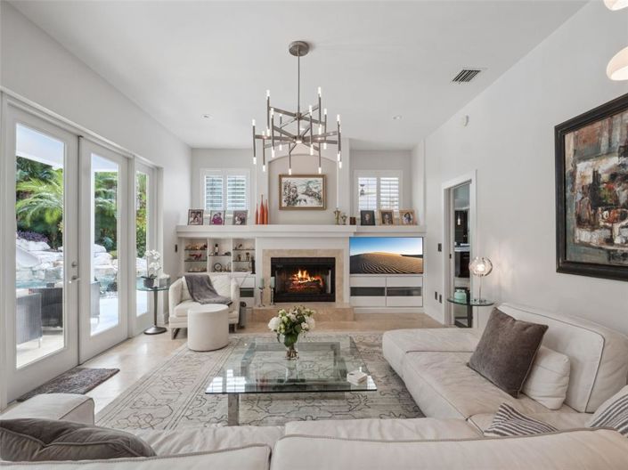 Image No.54-6 Bed Property for sale