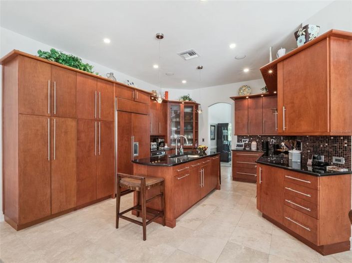 Image No.56-6 Bed Property for sale