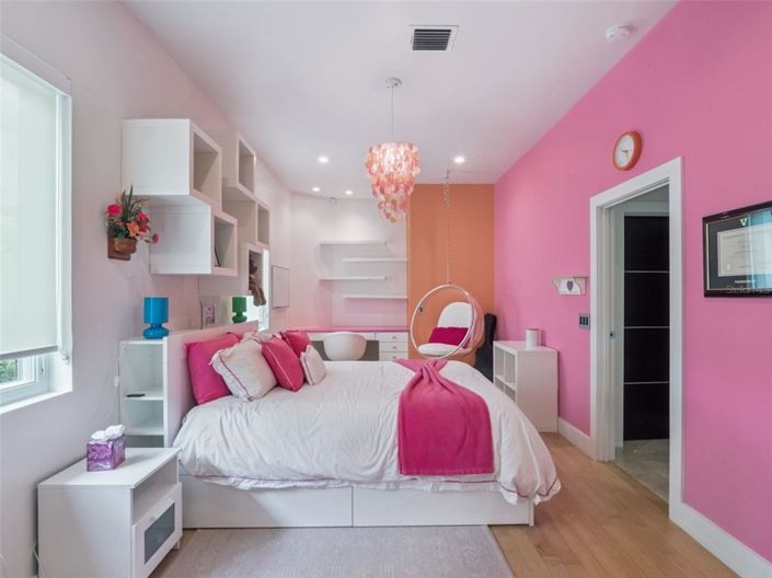 Image No.60-6 Bed Property for sale