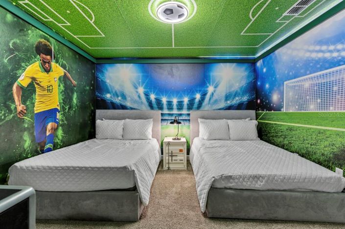 Image No.10-8 Bed Property for sale