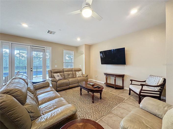 Image No.12-8 Bed Property for sale