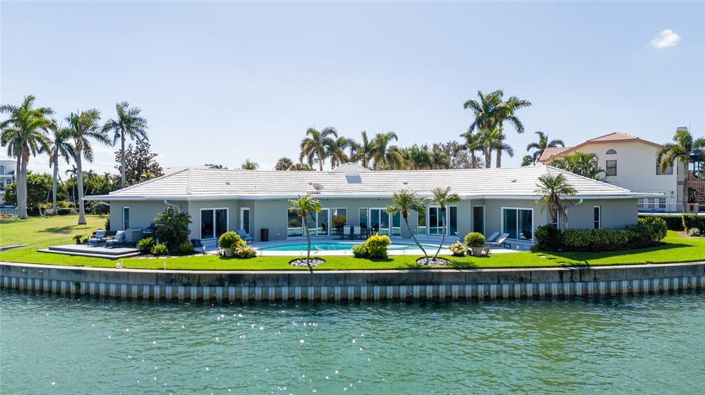 Image No.1-4 Bed Property for sale