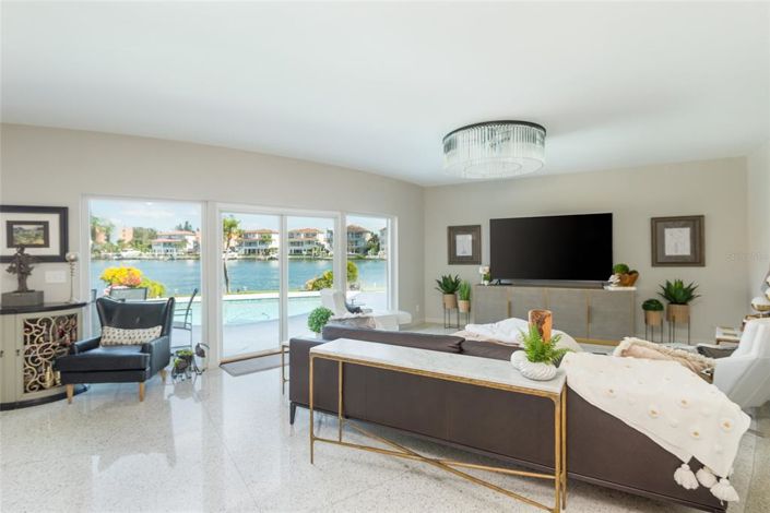 Image No.7-4 Bed Property for sale