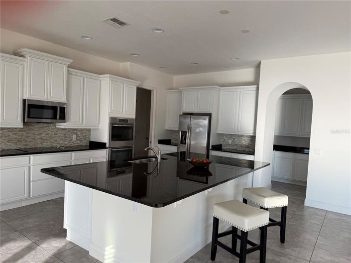 Image No.10-5 Bed Property for sale