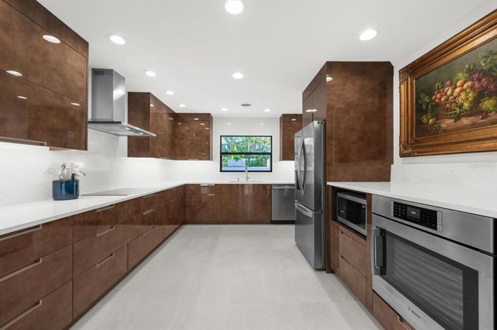 Image No.28-4 Bed Property for sale