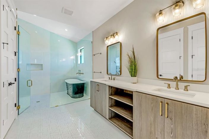 Image No.20-6 Bed Property for sale