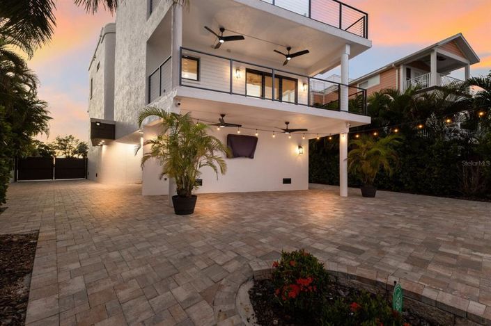 Image No.11-5 Bed Property for sale