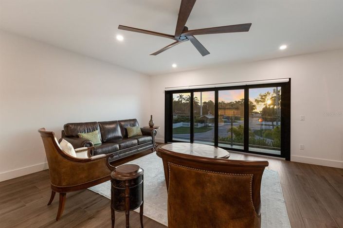 Image No.18-5 Bed Property for sale