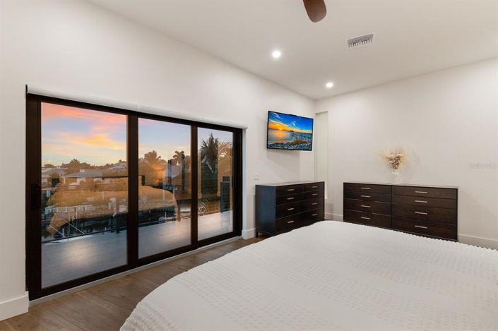 Image No.19-5 Bed Property for sale