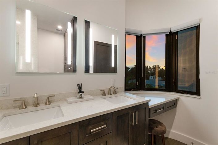 Image No.20-5 Bed Property for sale