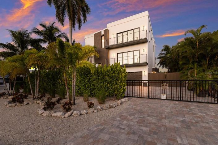 Image No.5-5 Bed Property for sale