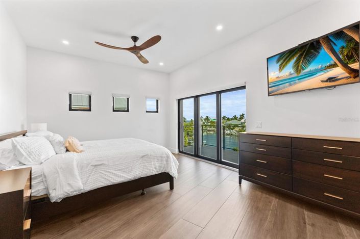 Image No.60-5 Bed Property for sale