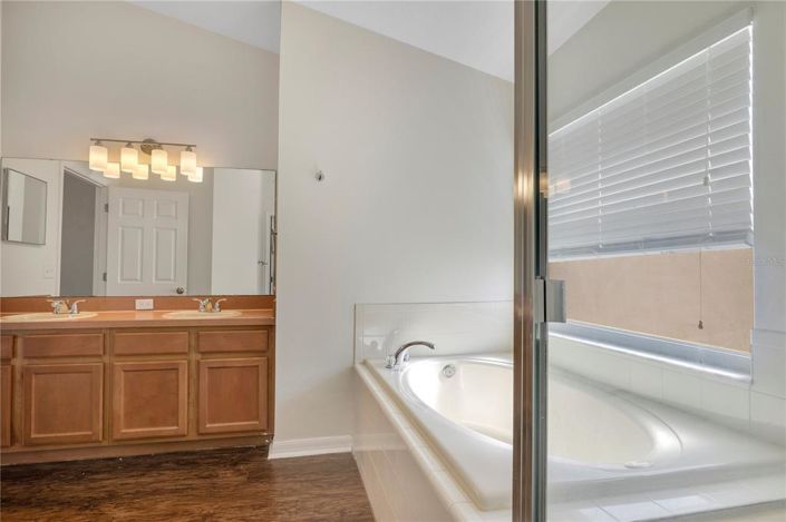 Image No.12-4 Bed Property for sale