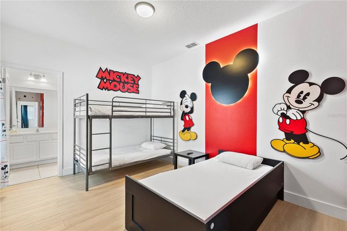 Image No.24-6 Bed Property for sale