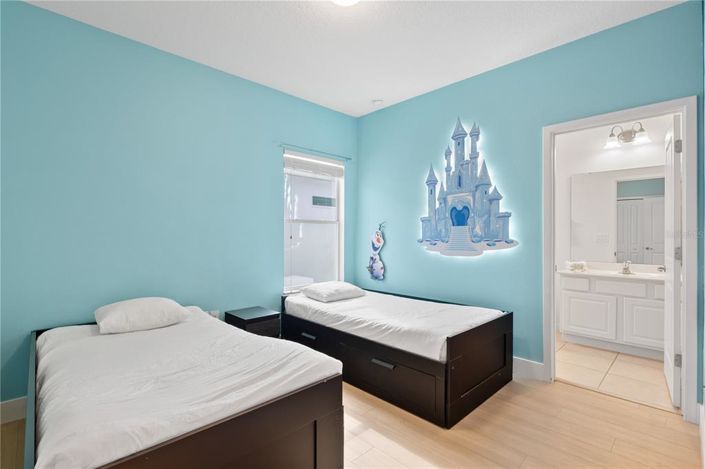 Image No.36-6 Bed Property for sale