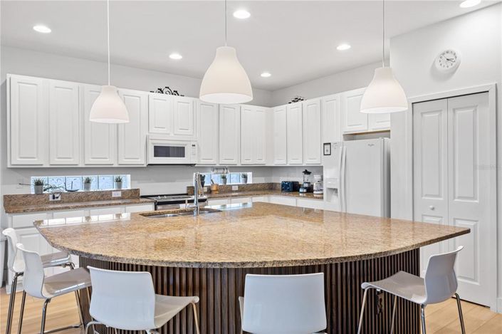 Image No.8-6 Bed Property for sale