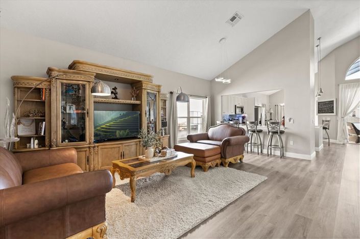 Image No.10-6 Bed Property for sale