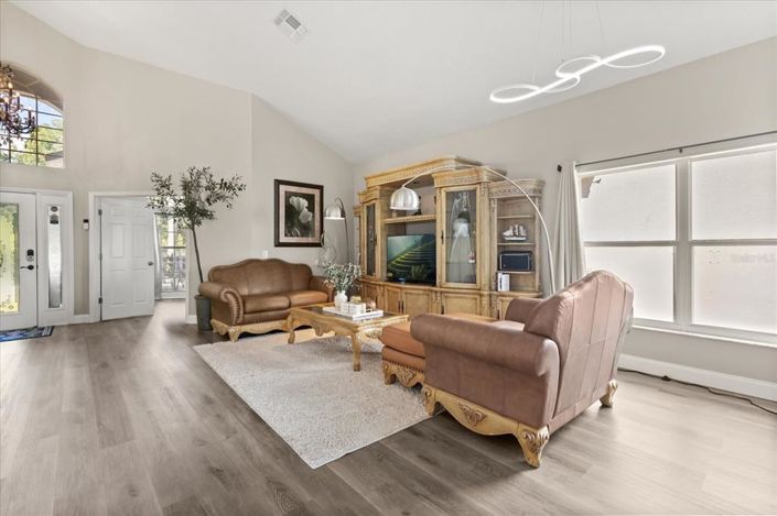 Image No.11-6 Bed Property for sale