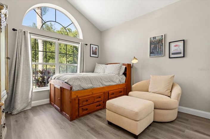 Image No.12-6 Bed Property for sale