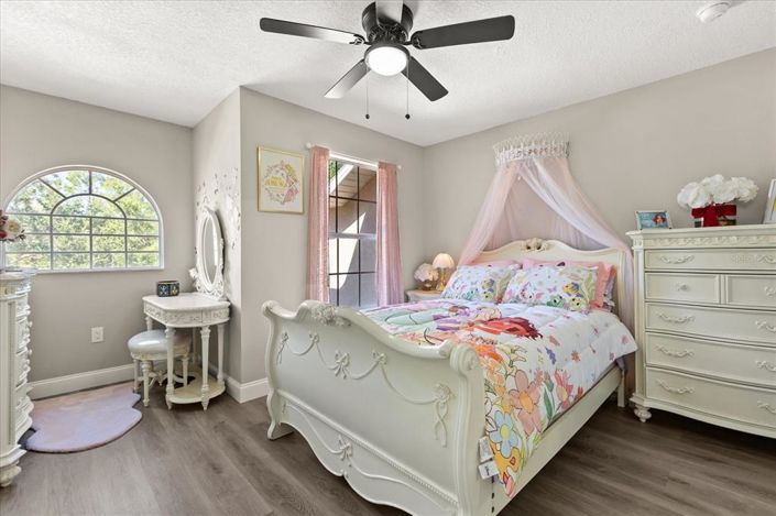 Image No.19-6 Bed Property for sale