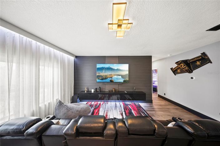 Image No.26-5 Bed Property for sale