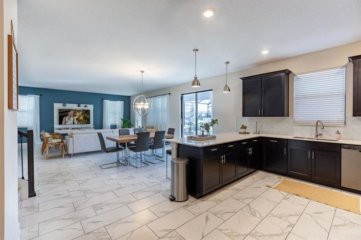 Image No.50-6 Bed Property for sale