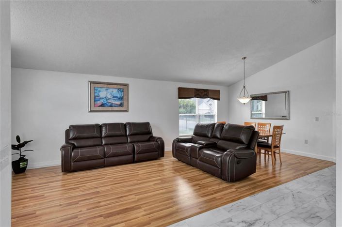 Image No.4-4 Bed Property for sale