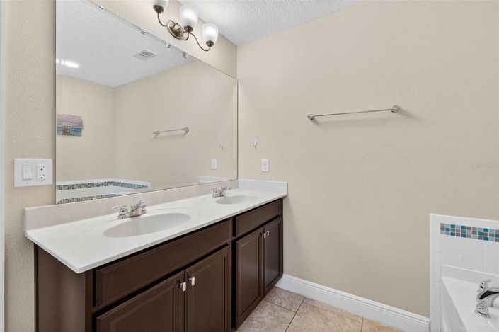 Image No.28-5 Bed Property for sale